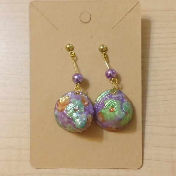 *3/$12* New Shell Floral Dangle Earrings - Picture 1 of 6